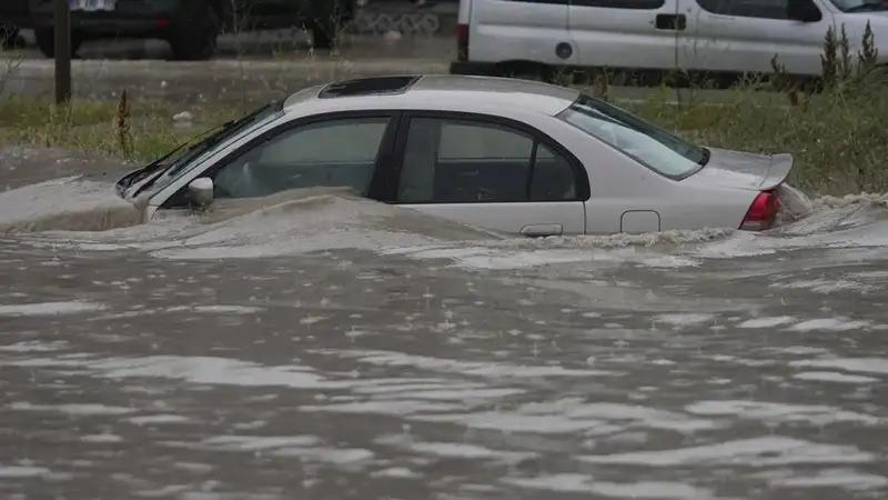 Сильный ливень затопил улицы Анкары